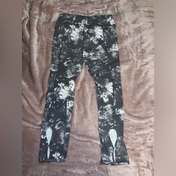 So patterned capris, size small, grey and white - Picture 2 of 2